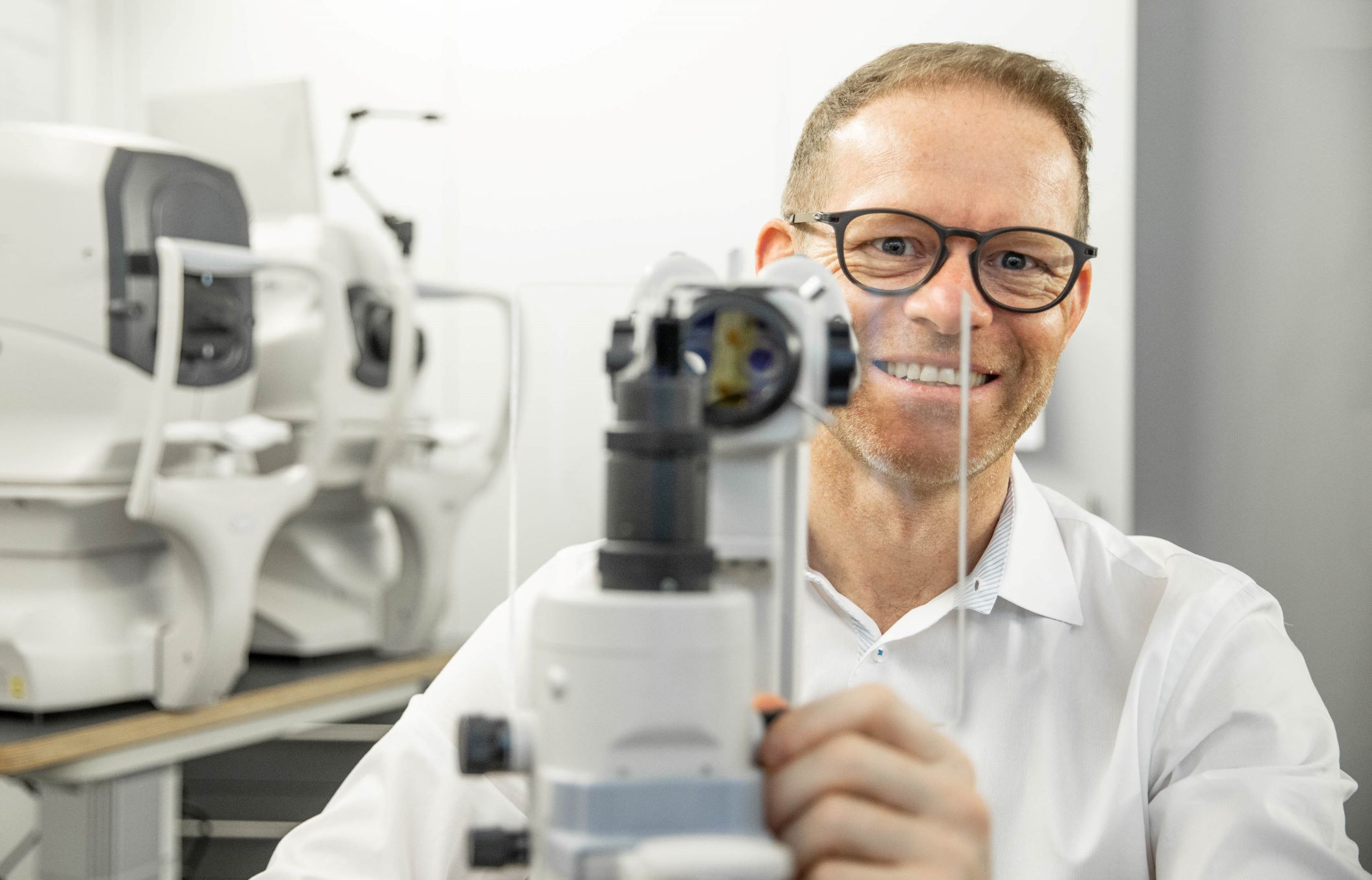 Seedamm Optik - Optiker Päffikon - Optiker Schweiz - Brillen - Gleitsichtbrillen - Sonnenbrillen - Kontaktlinsen - Linsenmittel - Pflegemittel - Herrenbrillen - Damenbrillen - Kinderbrillen - Lesebrillen - Blaufilter-Brillen - Varilux-Spezialist - Gleitsichtgläser- Sehtest - Myopiemanagement - Brillenglasbestimmung - Optometrische Gesundheitsuntersuchung - Kontaktlinsen-Anpassung - Kontaktlinsen-Nachkontrolle - Kontaktlinsen-Lieferservice