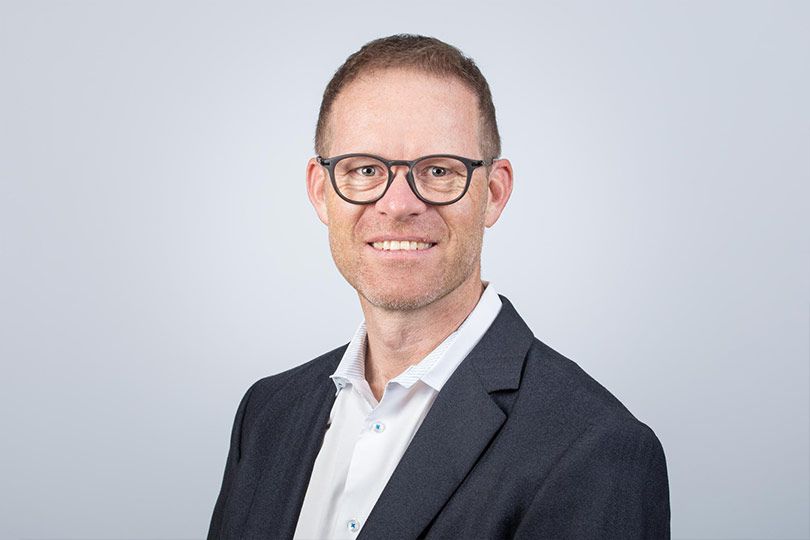 Peter Läubli - Seedamm Optik - Optiker Päffikon - Optiker Schweiz - Brillen - Gleitsichtbrillen - Sonnenbrillen - Kontaktlinsen - Linsenmittel - Pflegemittel - Herrenbrillen - Damenbrillen - Kinderbrillen - Lesebrillen - Blaufilter-Brillen - Varilux-Spezialist - Gleitsichtgläser- Sehtest - Myopiemanagement - Brillenglasbestimmung - Optometrische Gesundheitsuntersuchung - Kontaktlinsen-Anpassung - Kontaktlinsen-Nachkontrolle - Kontaktlinsen-Lieferservice