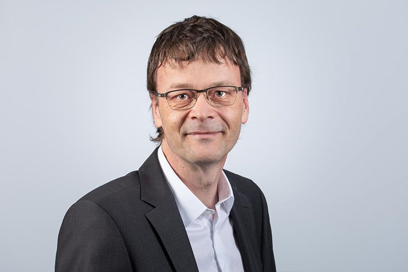 Michael Läubli - Seedamm Optik - Optiker Päffikon - Optiker Schweiz - Brillen - Gleitsichtbrillen - Sonnenbrillen - Kontaktlinsen - Linsenmittel - Pflegemittel - Herrenbrillen - Damenbrillen - Kinderbrillen - Lesebrillen - Blaufilter-Brillen - Varilux-Spezialist - Gleitsichtgläser- Sehtest - Myopiemanagement - Brillenglasbestimmung - Optometrische Gesundheitsuntersuchung - Kontaktlinsen-Anpassung - Kontaktlinsen-Nachkontrolle - Kontaktlinsen-Lieferservice