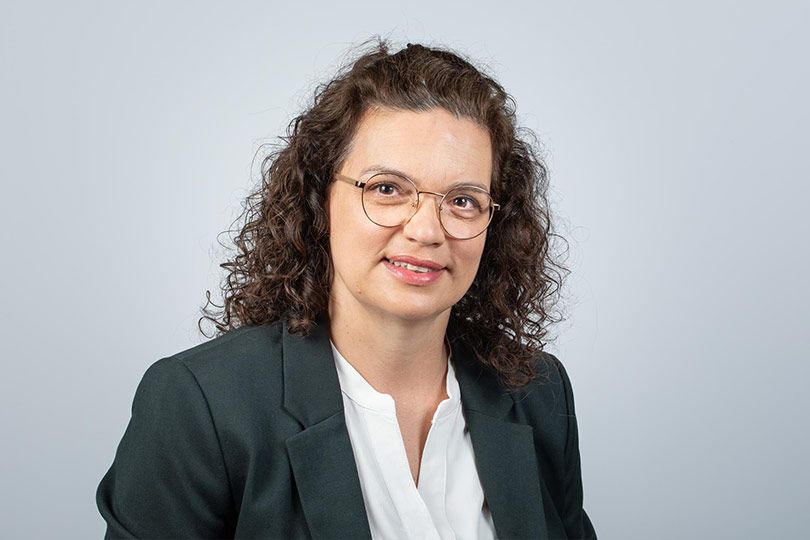 Lisa Ciaramitaro - Seedamm Optik - Optiker Päffikon - Optiker Schweiz - Brillen - Gleitsichtbrillen - Sonnenbrillen - Kontaktlinsen - Linsenmittel - Pflegemittel - Herrenbrillen - Damenbrillen - Kinderbrillen - Lesebrillen - Blaufilter-Brillen - Varilux-Spezialist - Gleitsichtgläser- Sehtest - Myopiemanagement - Brillenglasbestimmung - Optometrische Gesundheitsuntersuchung - Kontaktlinsen-Anpassung - Kontaktlinsen-Nachkontrolle - Kontaktlinsen-Lieferservice