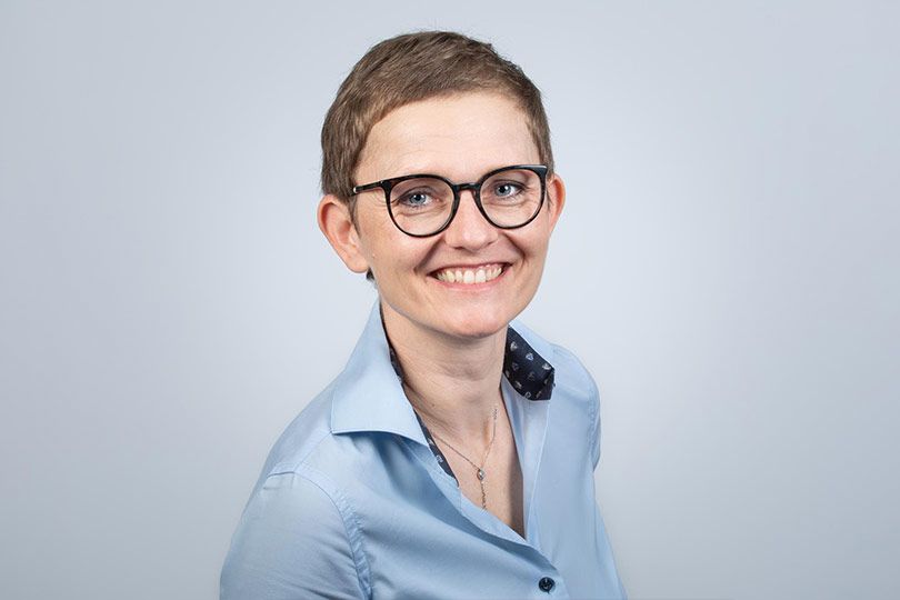 Katrin Funke - Seedamm Optik - Optiker Päffikon - Optiker Schweiz - Brillen - Gleitsichtbrillen - Sonnenbrillen - Kontaktlinsen - Linsenmittel - Pflegemittel - Herrenbrillen - Damenbrillen - Kinderbrillen - Lesebrillen - Blaufilter-Brillen - Varilux-Spezialist - Gleitsichtgläser- Sehtest - Myopiemanagement - Brillenglasbestimmung - Optometrische Gesundheitsuntersuchung - Kontaktlinsen-Anpassung - Kontaktlinsen-Nachkontrolle - Kontaktlinsen-Lieferservice