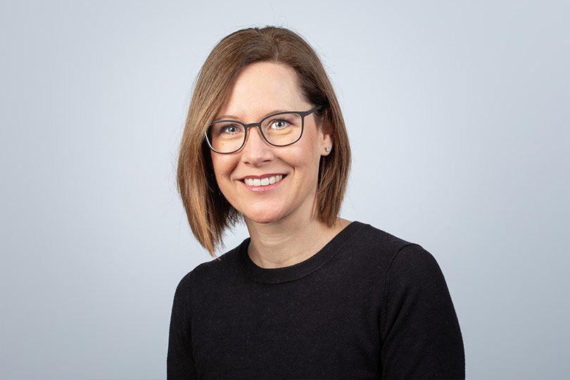 Isabelle Rothlin - Seedamm Optik - Optiker Päffikon - Optiker Schweiz - Brillen - Gleitsichtbrillen - Sonnenbrillen - Kontaktlinsen - Linsenmittel - Pflegemittel - Herrenbrillen - Damenbrillen - Kinderbrillen - Lesebrillen - Blaufilter-Brillen - Varilux-Spezialist - Gleitsichtgläser- Sehtest - Myopiemanagement - Brillenglasbestimmung - Optometrische Gesundheitsuntersuchung - Kontaktlinsen-Anpassung - Kontaktlinsen-Nachkontrolle - Kontaktlinsen-Lieferservice