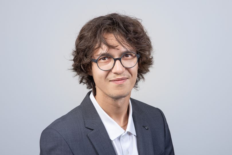 Francesco Tuscano - Seedamm Optik - Optiker Päffikon - Optiker Schweiz - Brillen - Gleitsichtbrillen - Sonnenbrillen - Kontaktlinsen - Linsenmittel - Pflegemittel - Herrenbrillen - Damenbrillen - Kinderbrillen - Lesebrillen - Blaufilter-Brillen - Varilux-Spezialist - Gleitsichtgläser- Sehtest - Myopiemanagement - Brillenglasbestimmung - Optometrische Gesundheitsuntersuchung - Kontaktlinsen-Anpassung - Kontaktlinsen-Nachkontrolle - Kontaktlinsen-Lieferservice