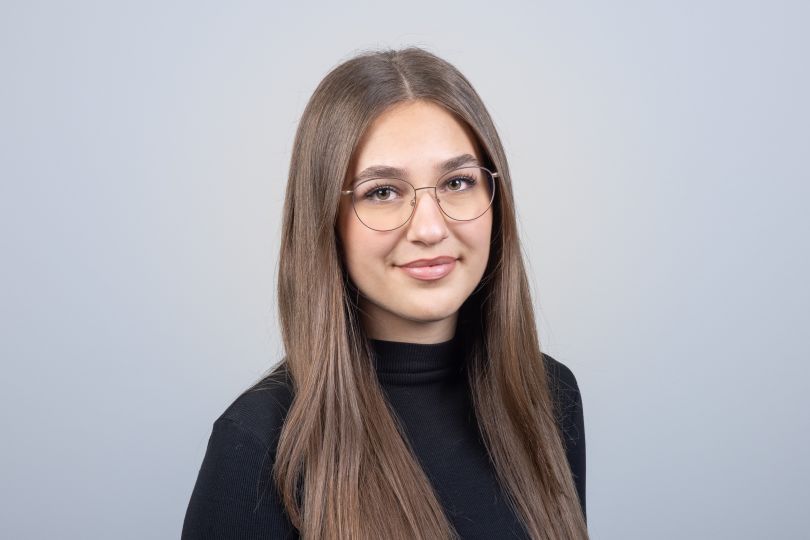 Melika Osmani - Seedamm Optik - Optiker Päffikon - Optiker Schweiz - Brillen - Gleitsichtbrillen - Sonnenbrillen - Kontaktlinsen - Linsenmittel - Pflegemittel - Herrenbrillen - Damenbrillen - Kinderbrillen - Lesebrillen - Blaufilter-Brillen - Varilux-Spezialist - Gleitsichtgläser- Sehtest - Myopiemanagement - Brillenglasbestimmung - Optometrische Gesundheitsuntersuchung - Kontaktlinsen-Anpassung - Kontaktlinsen-Nachkontrolle - Kontaktlinsen-Lieferservice