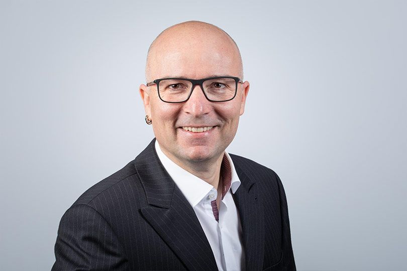 Philippe Scherb - Seedamm Optik - Optiker Päffikon - Optiker Schweiz - Brillen - Gleitsichtbrillen - Sonnenbrillen - Kontaktlinsen - Linsenmittel - Pflegemittel - Herrenbrillen - Damenbrillen - Kinderbrillen - Lesebrillen - Blaufilter-Brillen - Varilux-Spezialist - Gleitsichtgläser- Sehtest - Myopiemanagement - Brillenglasbestimmung - Optometrische Gesundheitsuntersuchung - Kontaktlinsen-Anpassung - Kontaktlinsen-Nachkontrolle - Kontaktlinsen-Lieferservice