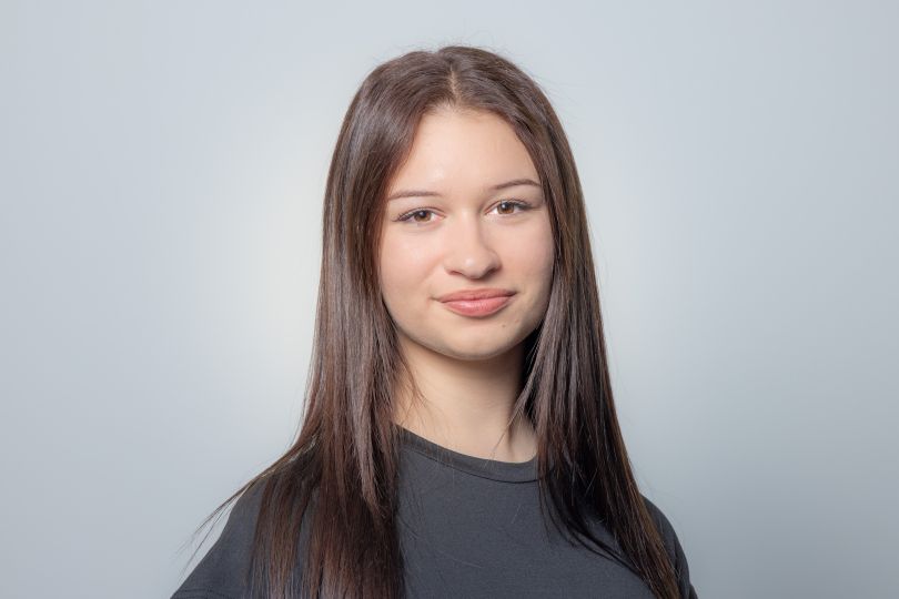 Valeriia Shevchenko - Seedamm Optik - Optiker Päffikon - Optiker Schweiz - Brillen - Gleitsichtbrillen - Sonnenbrillen - Kontaktlinsen - Linsenmittel - Pflegemittel - Herrenbrillen - Damenbrillen - Kinderbrillen - Lesebrillen - Blaufilter-Brillen - Varilux-Spezialist - Gleitsichtgläser- Sehtest - Myopiemanagement - Brillenglasbestimmung - Optometrische Gesundheitsuntersuchung - Kontaktlinsen-Anpassung - Kontaktlinsen-Nachkontrolle - Kontaktlinsen-Lieferservice