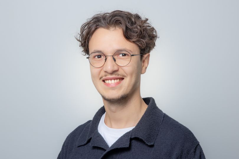 Francesco Tuscano - Seedamm Optik - Optiker Päffikon - Optiker Schweiz - Brillen - Gleitsichtbrillen - Sonnenbrillen - Kontaktlinsen - Linsenmittel - Pflegemittel - Herrenbrillen - Damenbrillen - Kinderbrillen - Lesebrillen - Blaufilter-Brillen - Varilux-Spezialist - Gleitsichtgläser- Sehtest - Myopiemanagement - Brillenglasbestimmung - Optometrische Gesundheitsuntersuchung - Kontaktlinsen-Anpassung - Kontaktlinsen-Nachkontrolle - Kontaktlinsen-Lieferservice