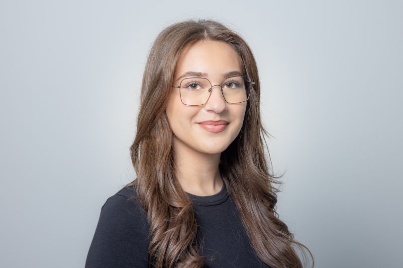 Melika Osmani - Seedamm Optik - Optiker Päffikon - Optiker Schweiz - Brillen - Gleitsichtbrillen - Sonnenbrillen - Kontaktlinsen - Linsenmittel - Pflegemittel - Herrenbrillen - Damenbrillen - Kinderbrillen - Lesebrillen - Blaufilter-Brillen - Varilux-Spezialist - Gleitsichtgläser- Sehtest - Myopiemanagement - Brillenglasbestimmung - Optometrische Gesundheitsuntersuchung - Kontaktlinsen-Anpassung - Kontaktlinsen-Nachkontrolle - Kontaktlinsen-Lieferservice