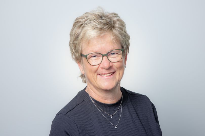 Daniela Schrepfer - Seedamm Optik - Optiker Päffikon - Optiker Schweiz - Brillen - Gleitsichtbrillen - Sonnenbrillen - Kontaktlinsen - Linsenmittel - Pflegemittel - Herrenbrillen - Damenbrillen - Kinderbrillen - Lesebrillen - Blaufilter-Brillen - Varilux-Spezialist - Gleitsichtgläser- Sehtest - Myopiemanagement - Brillenglasbestimmung - Optometrische Gesundheitsuntersuchung - Kontaktlinsen-Anpassung - Kontaktlinsen-Nachkontrolle - Kontaktlinsen-Lieferservice