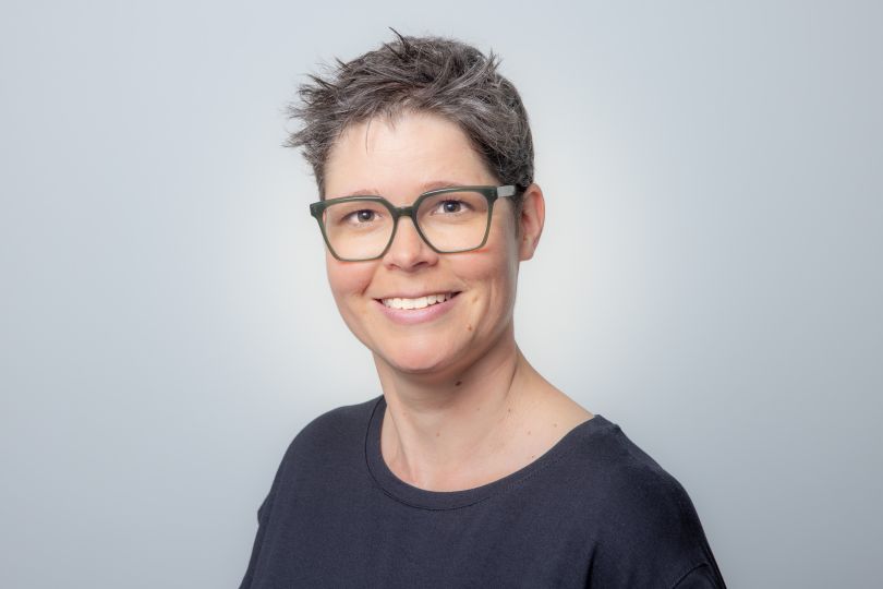 Beatrice Menzel - Seedamm Optik - Optiker Päffikon - Optiker Schweiz - Brillen - Gleitsichtbrillen - Sonnenbrillen - Kontaktlinsen - Linsenmittel - Pflegemittel - Herrenbrillen - Damenbrillen - Kinderbrillen - Lesebrillen - Blaufilter-Brillen - Varilux-Spezialist - Gleitsichtgläser- Sehtest - Myopiemanagement - Brillenglasbestimmung - Optometrische Gesundheitsuntersuchung - Kontaktlinsen-Anpassung - Kontaktlinsen-Nachkontrolle - Kontaktlinsen-Lieferservice