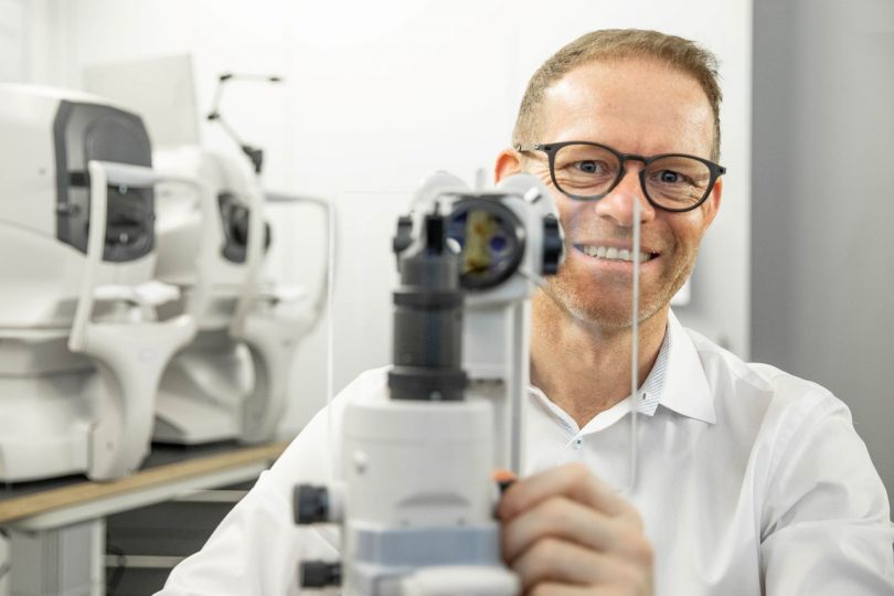 Seedamm Optik - Optiker Päffikon - Optiker Schweiz - Brillen - Gleitsichtbrillen - Sonnenbrillen - Kontaktlinsen - Linsenmittel - Pflegemittel - Herrenbrillen - Damenbrillen - Kinderbrillen - Lesebrillen - Blaufilter-Brillen - Varilux-Spezialist - Gleitsichtgläser- Sehtest - Myopiemanagement - Brillenglasbestimmung - Optometrische Gesundheitsuntersuchung - Kontaktlinsen-Anpassung - Kontaktlinsen-Nachkontrolle - Kontaktlinsen-Lieferservice