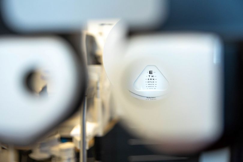 Seedamm Optik - Optiker Päffikon - Optiker Schweiz - Brillen - Gleitsichtbrillen - Sonnenbrillen - Kontaktlinsen - Linsenmittel - Pflegemittel - Herrenbrillen - Damenbrillen - Kinderbrillen - Lesebrillen - Blaufilter-Brillen - Varilux-Spezialist - Gleitsichtgläser- Sehtest - Myopiemanagement - Brillenglasbestimmung - Optometrische Gesundheitsuntersuchung - Kontaktlinsen-Anpassung - Kontaktlinsen-Nachkontrolle - Kontaktlinsen-Lieferservice