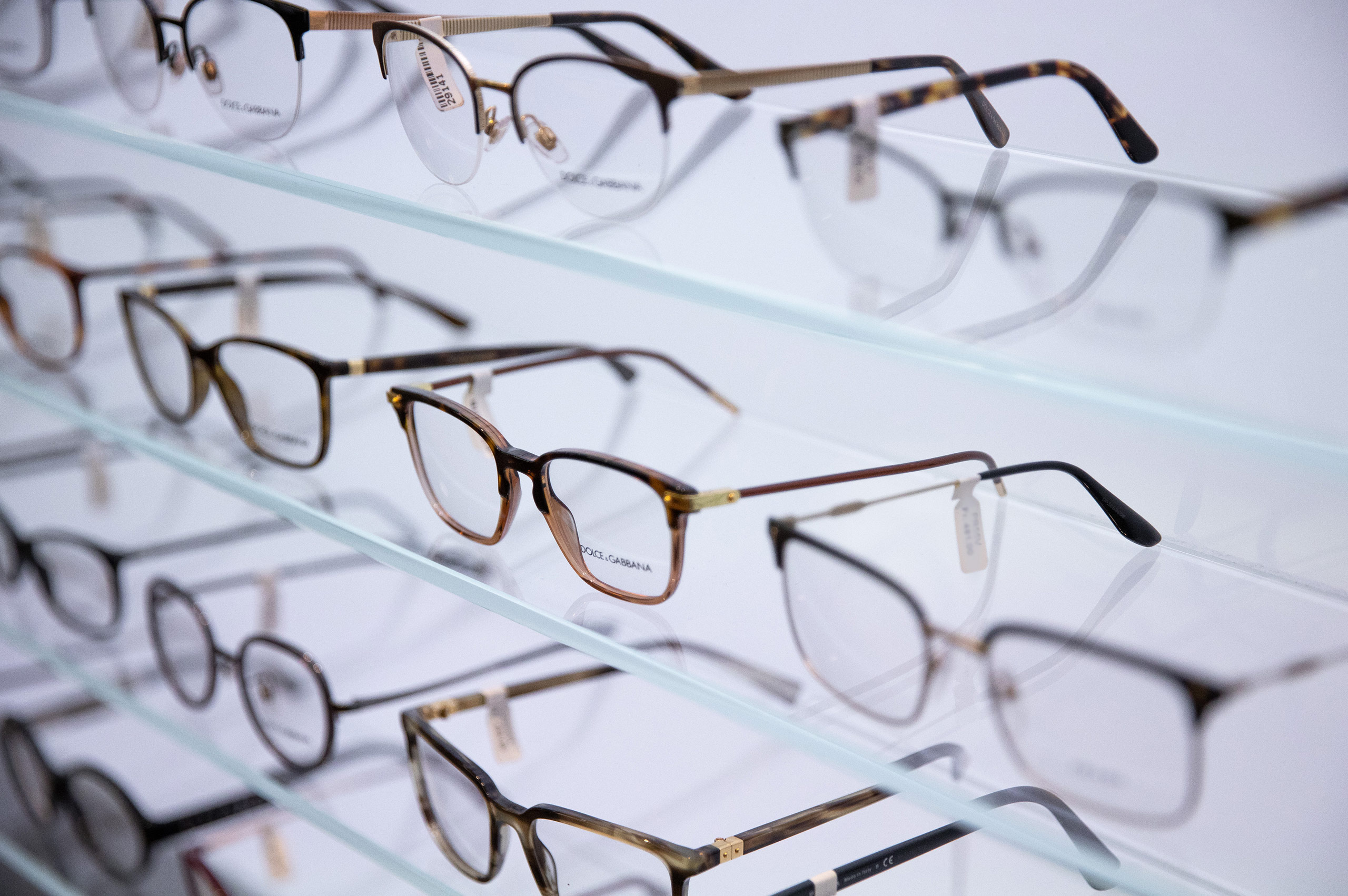 Seedamm Optik - Optiker Päffikon - Optiker Schweiz - Brillen - Gleitsichtbrillen - Sonnenbrillen - Kontaktlinsen - Linsenmittel - Pflegemittel - Herrenbrillen - Damenbrillen - Kinderbrillen - Lesebrillen - Blaufilter-Brillen - Varilux-Spezialist - Gleitsichtgläser- Sehtest - Myopiemanagement - Brillenglasbestimmung - Optometrische Gesundheitsuntersuchung - Kontaktlinsen-Anpassung - Kontaktlinsen-Nachkontrolle - Kontaktlinsen-Lieferservice
